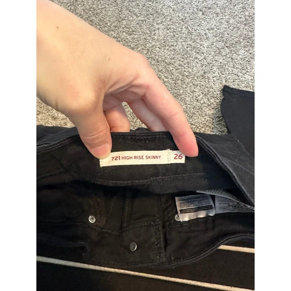 Black Levi’s 721 high rise skinny